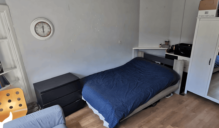 Gestoffeerde studentenkamer met tuin