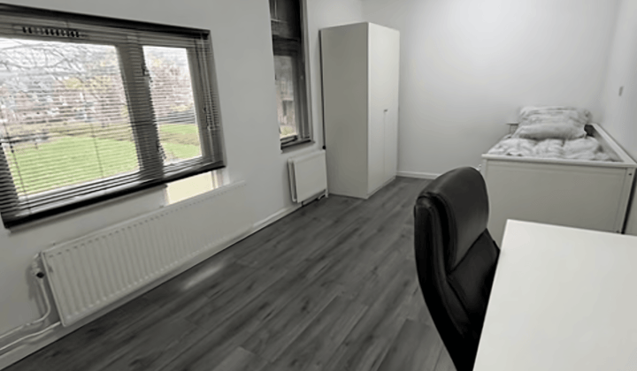 Gemeubileerde kamer met wasmachine en mooi uitzicht