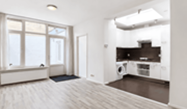 Gestoffeerd appartement met tuin en moderne badkamer