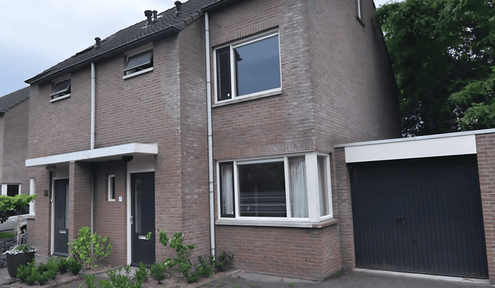Halfvrijstaande woning met tuin en gestoffeerd
