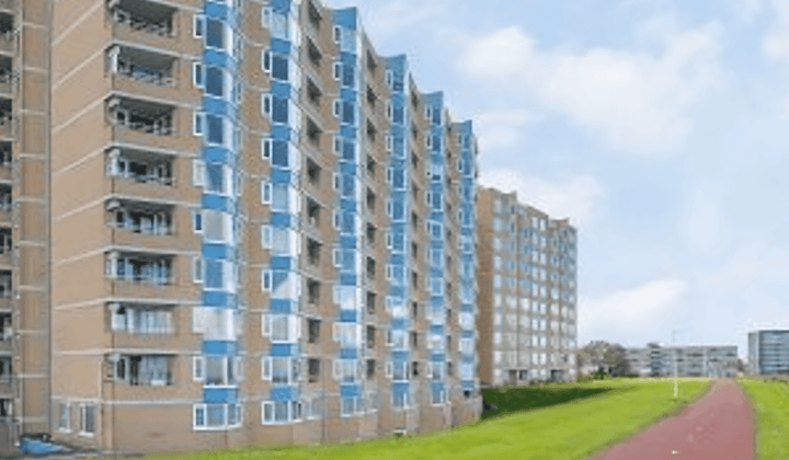 Appartement met balkon en privéparkeerplaats, deels gestoffeerd