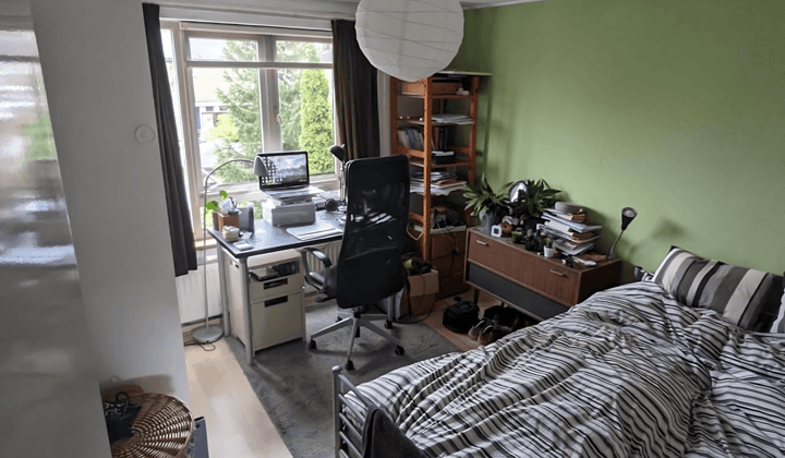 Gestoffeerde studentenkamer met gedeelde voorzieningen
