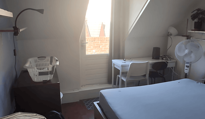 Gemeubileerde studentenkamer met balkon en wasmachine