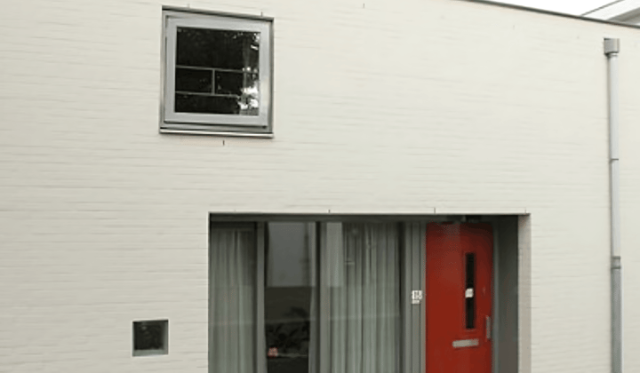 Eengezinswoning met tuin en parkeerplaats