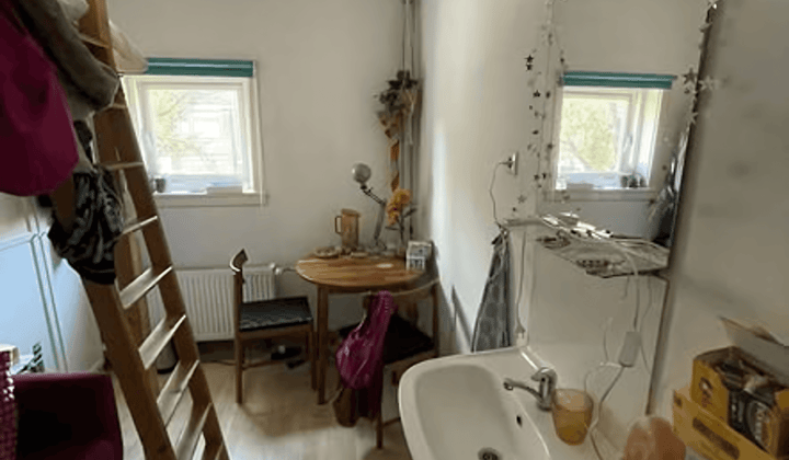 Kamer met balkon en gedeelde voorzieningen