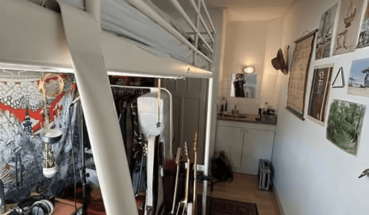 Studentenkamer met balkon en eigen wasbak