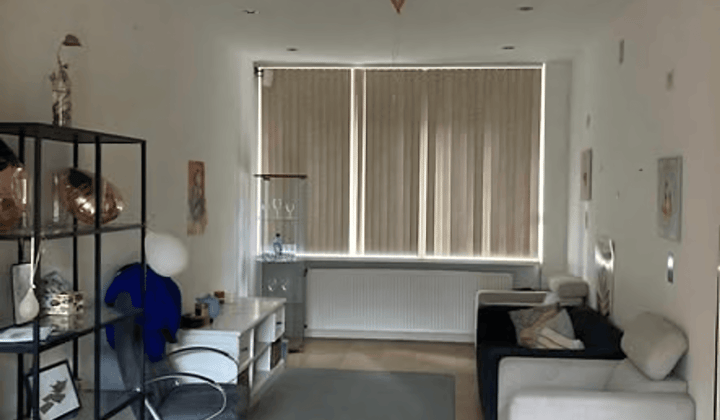 Kamer met balkon in gedeeld huis voor werkenden