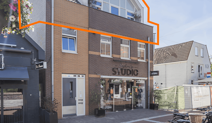 Gestoffeerd appartement met balkon en parkeerplek