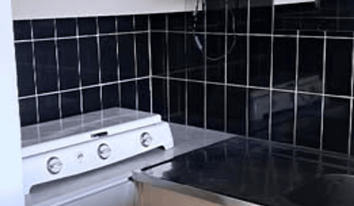 Kleine kamer met eigen keukenblok en wasmachine