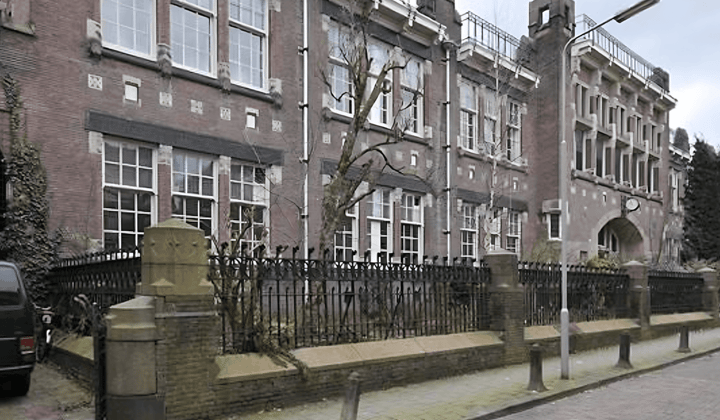 Gestoffeerde studentenkamer in monumentaal pand