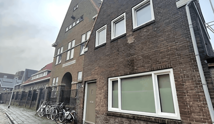 Gestoffeerde studentenkamer met tuin nabij centrum