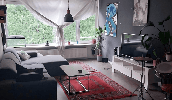 Gemeubileerde studentenkamer met balkon