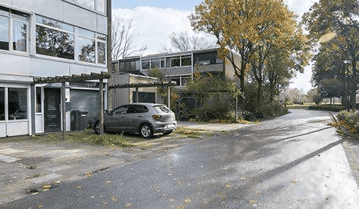 Gestoffeerde eengezinswoning met tuin en parkeerplek