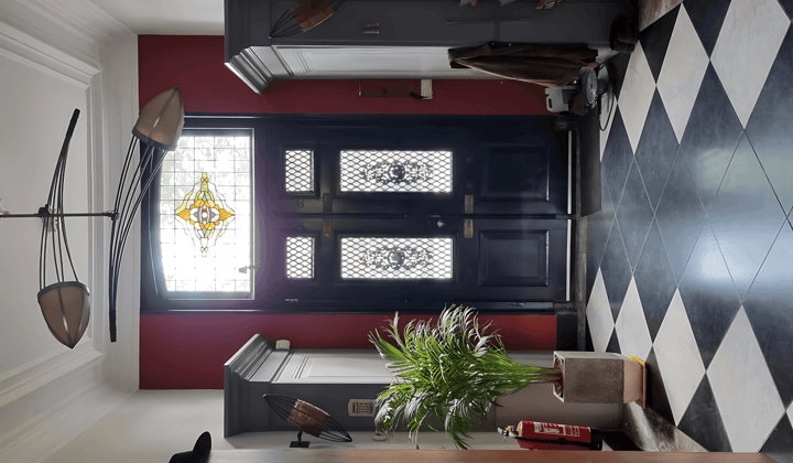 Kale studio in rijksmonument met gedeelde badkamer