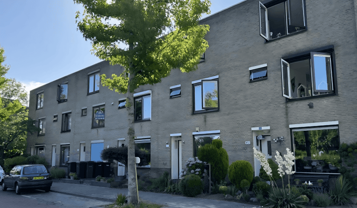 Eengezinswoning met tuin en wasmachine, gestoffeerd en moderne inloopdouche