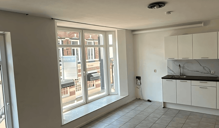 Gemeubileerde studio met parkeerplek in het centrum