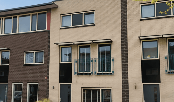 Ruime eengezinswoning met tuin en parkeerfaciliteiten