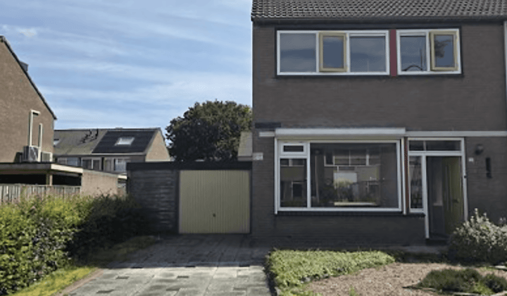 Eengezinswoning met tuin, nieuwe keuken en parkeerplaats