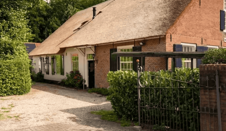Karakteristieke woonboerderij met 4 slaapkamers en tuin