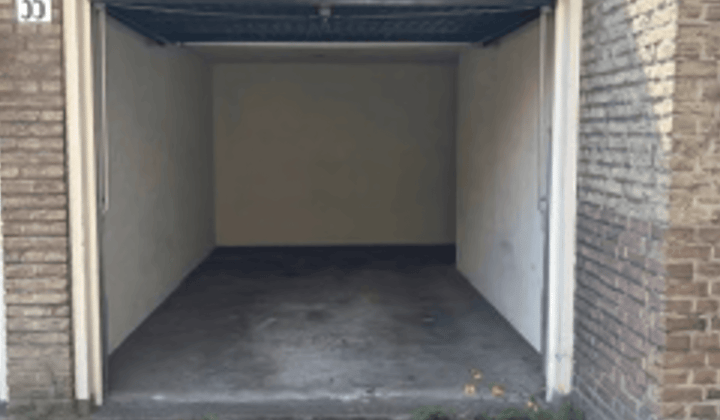 Garagebox met parkeerruimte en opslag