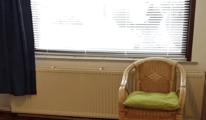 Gestoffeerde studentenkamer met tuin
