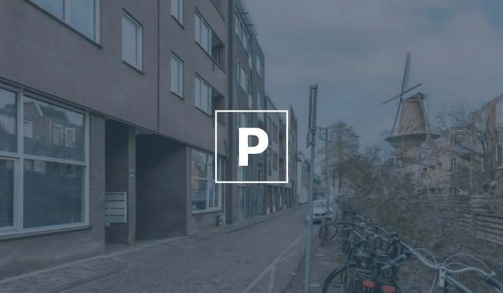Overdekte parkeerplaats achter appartementencomplex