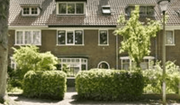 Gestoffeerde eengezinswoning met tuin en balkon