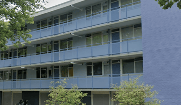 Appartement met balkon en parkeerplaats