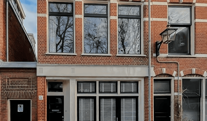 Gestoffeerd appartement met balkon en tuin