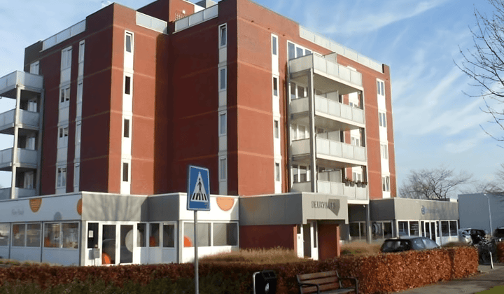 Gestoffeerd appartement met balkon en wasmachineaansluiting