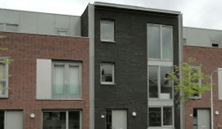 Ruime tussenwoning met tuin en parkeerplaats