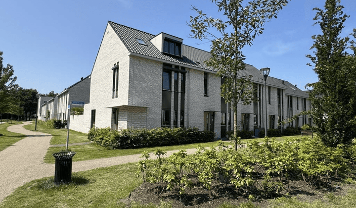 Gestoffeerde tussenwoning met parkeerplaats en vier slaapkamers