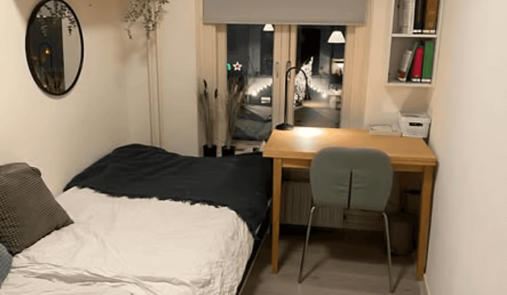 Gemeubileerde kamer met balkon en wasmachine, tijdelijk beschikbaar