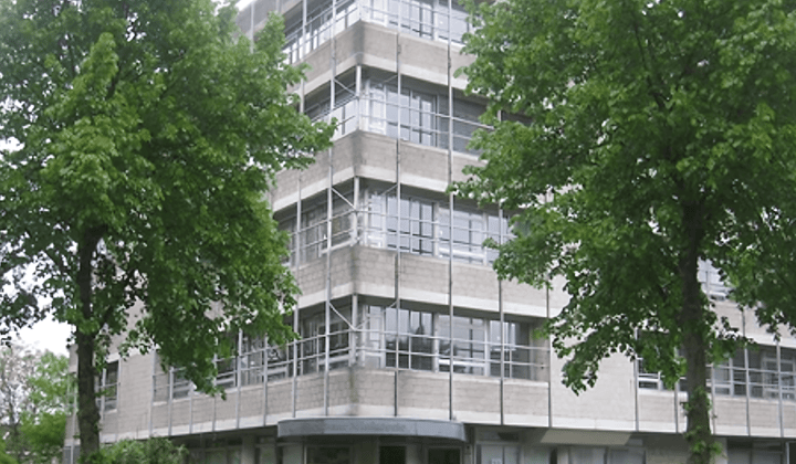 Gestoffeerde studio met wasmachine en uitzicht