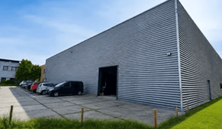 Bedrijfsruimte 643 m² met parkeerplaatsen