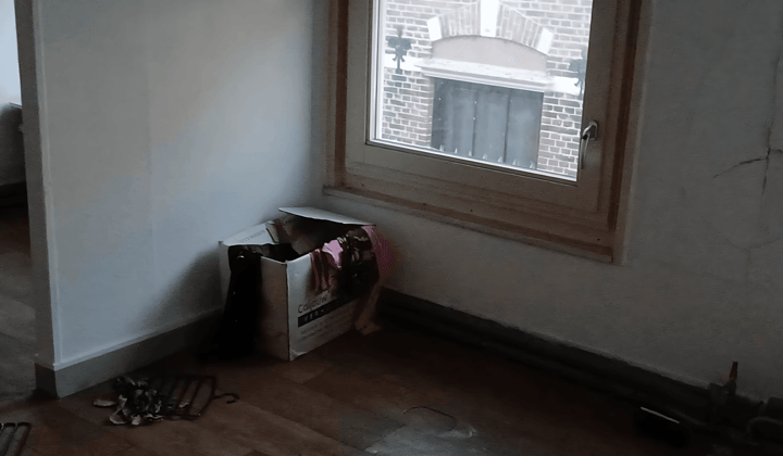 Kaal Kamer in Studentenhuis met gedeelde voorzieningen
