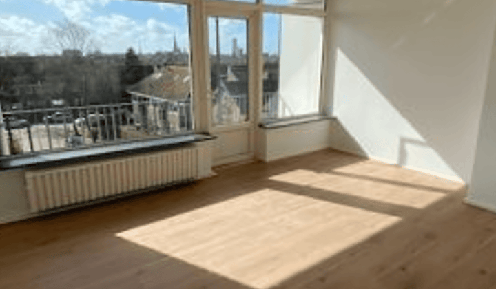 Tussenverdieping appartement met balkon en uitzicht