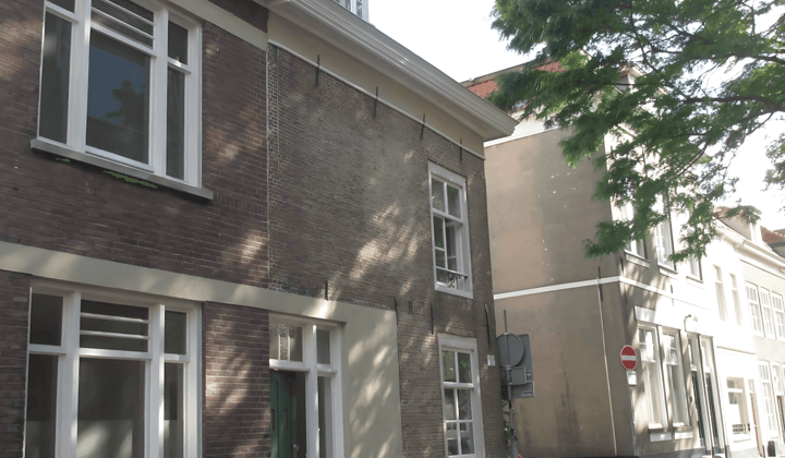 Gestoffeerde eengezinswoning met balkon en wasmachine