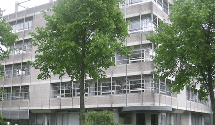 Gestoffeerde studio met balkon en parkeergelegenheid