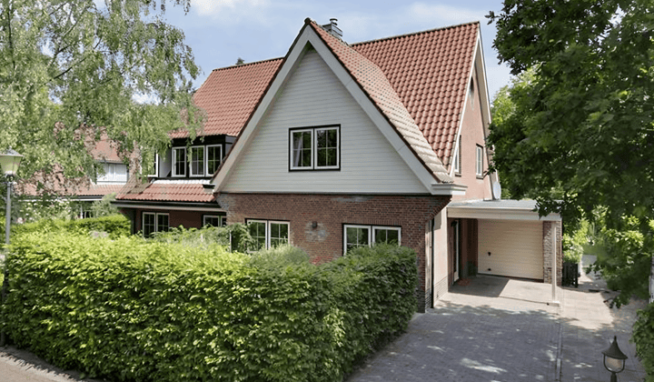 Halfvrijstaande woning met tuin en garage
