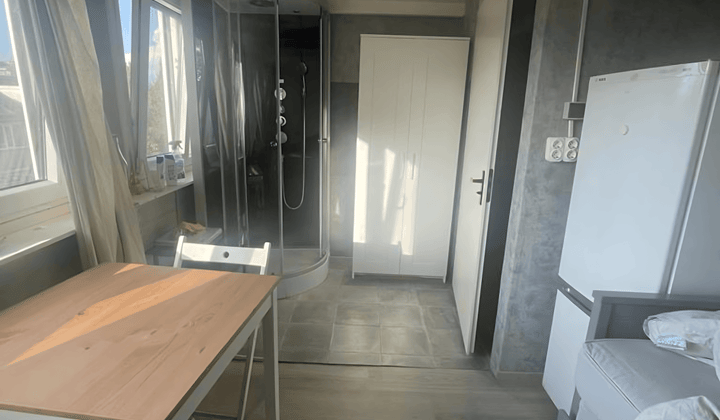 Gemeubileerde kamer met eigen keuken en douche