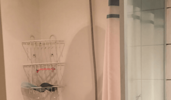Gemeubileerde kamer met balkon en wasmachine