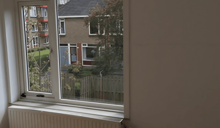 Kaal kamer met tuin en wasmachine