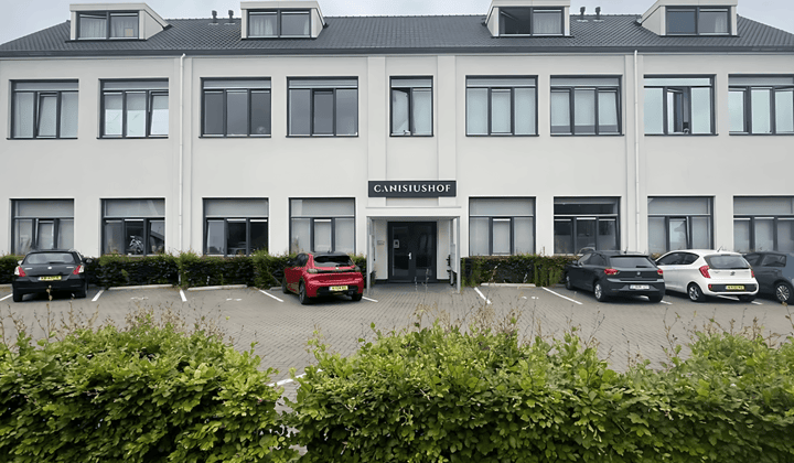 Appartement 3 kamers met tuin en parkeerplaats gemeubileerd