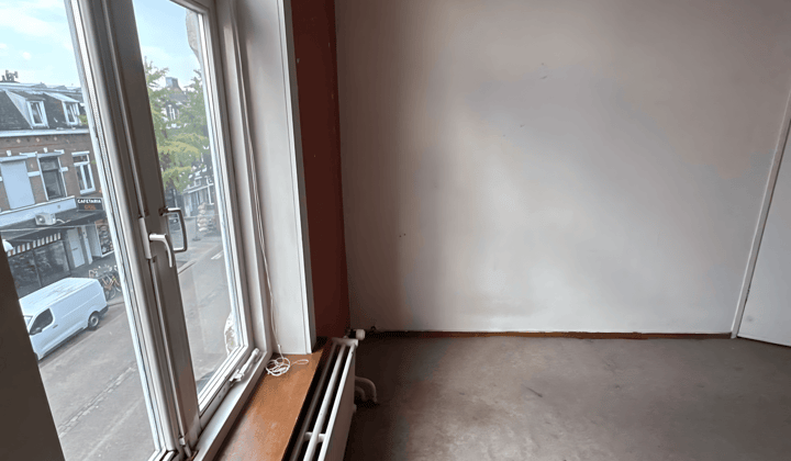 Gemeubileerde studentenkamer met gestoffeerde afwerking