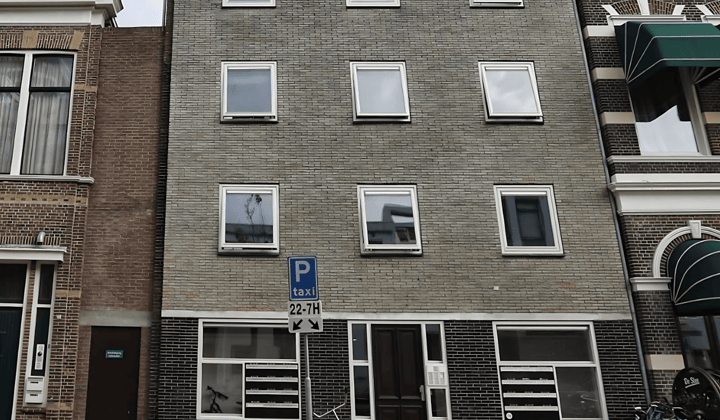 Gestoffeerde studentenkamer met wasmachine en wifi