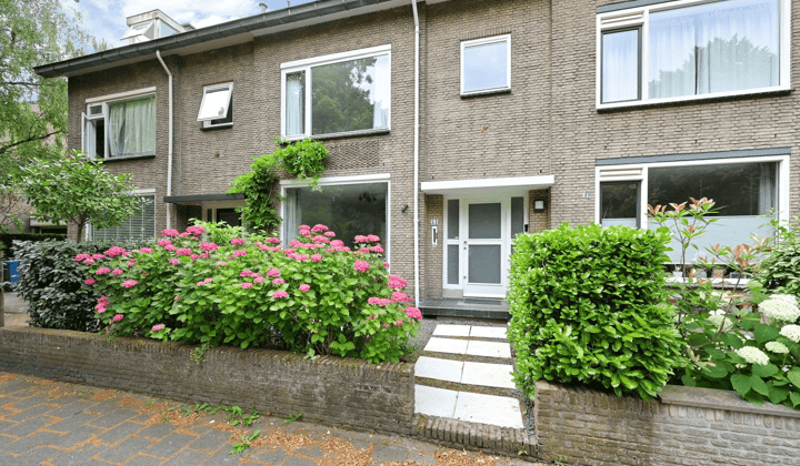 Gemeubileerd herenhuis met balkon en tuin