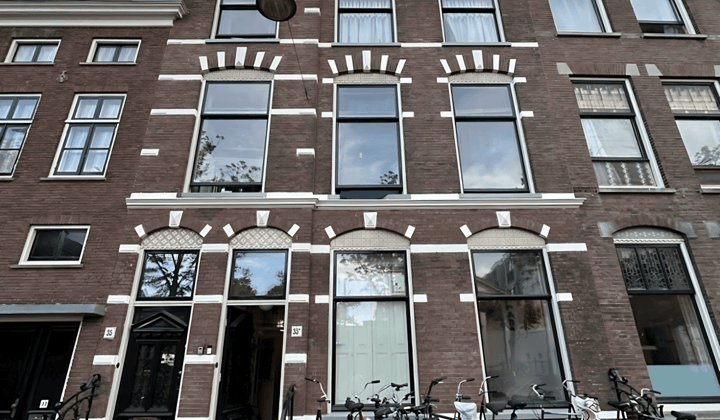 Gemeubileerde studentenkamer met balkon en gedeelde voorzieningen