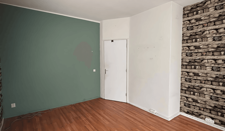 Studentenkamer met balkon en gestoffeerd