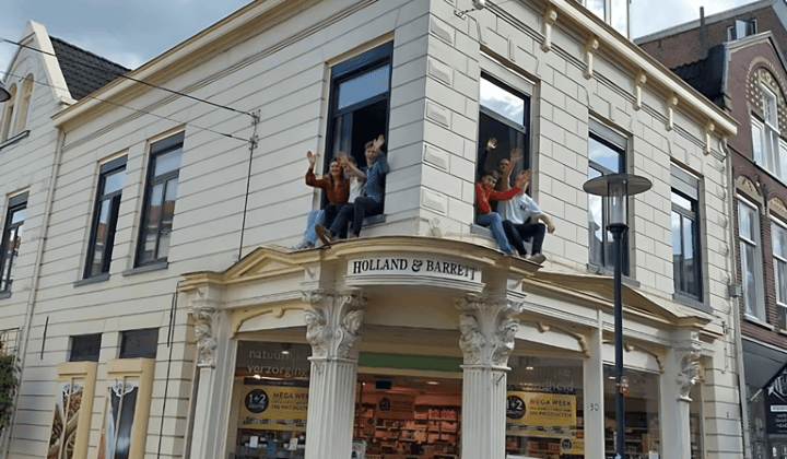 Kaal studentenkamer met gedeelde voorzieningen en internet